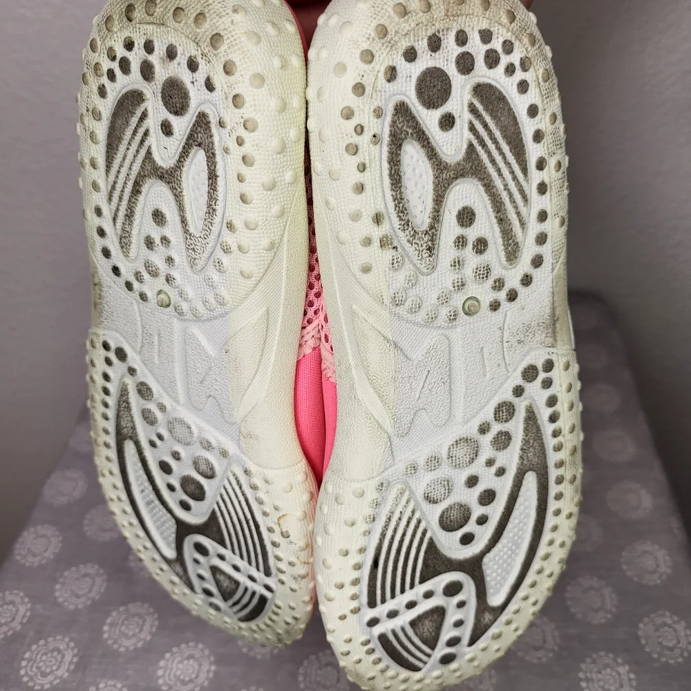 Pair of Water Shoes size Big Girl 2/3
